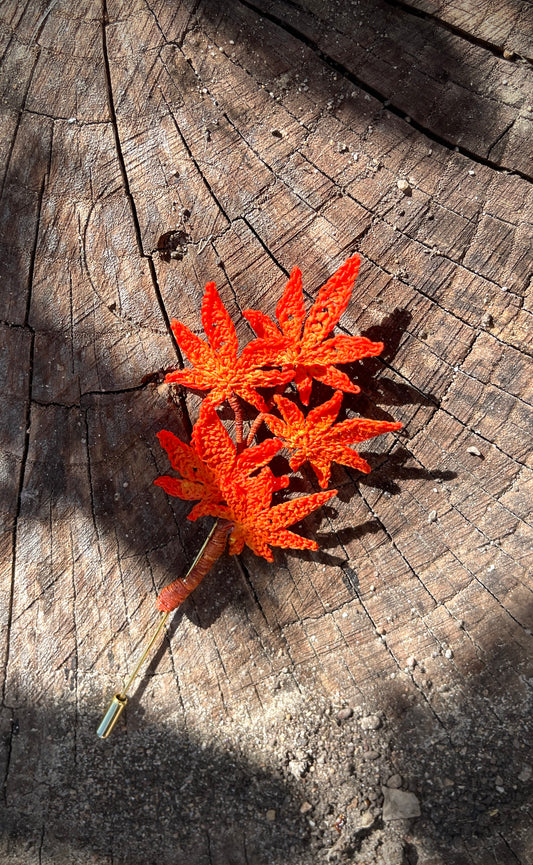Handmade orange crochet brooch, 5 cm, with rustproof pin – a cozy autumn accessory for any outfit.