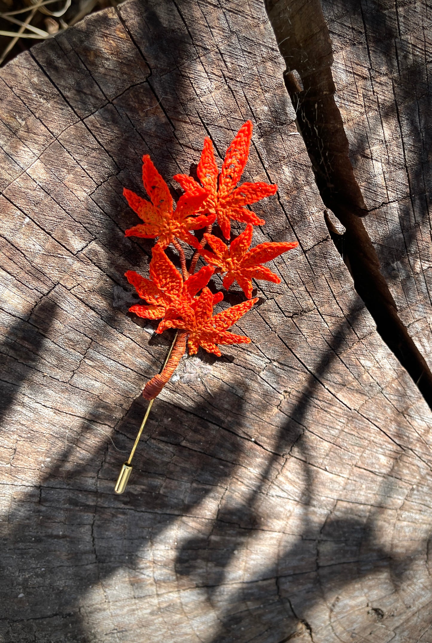 Handmade orange crochet brooch, 5 cm, with rustproof pin – a cozy autumn accessory for any outfit.