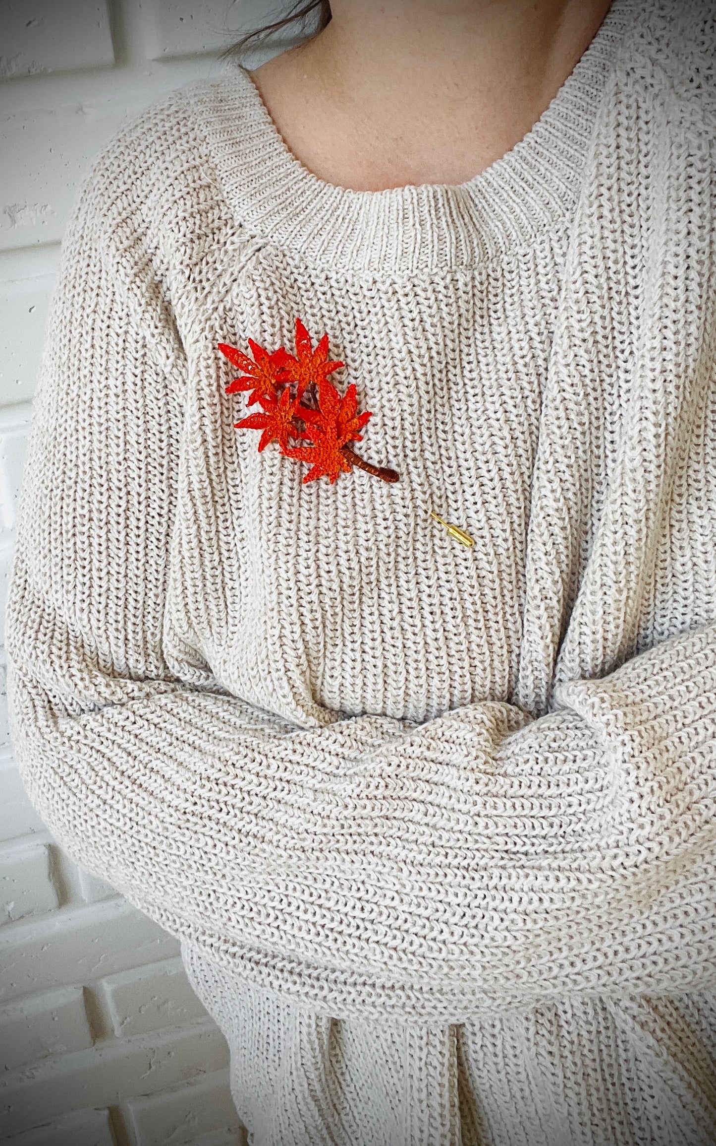 Handmade orange crochet brooch, 5 cm, with rustproof pin – a cozy autumn accessory for any outfit.